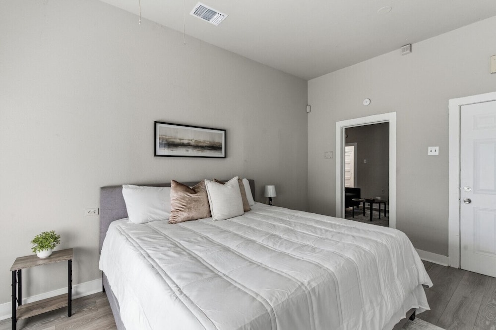 Bright 2BR Duplex Mins to Downtown San Antonio