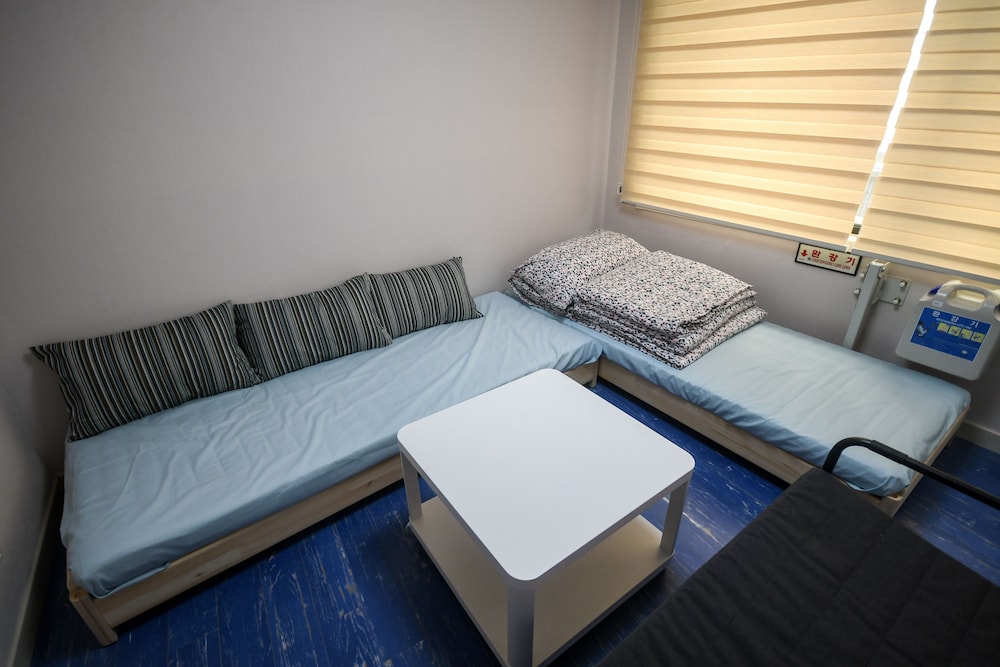 BLUEHUM Guesthouse - Hostel
