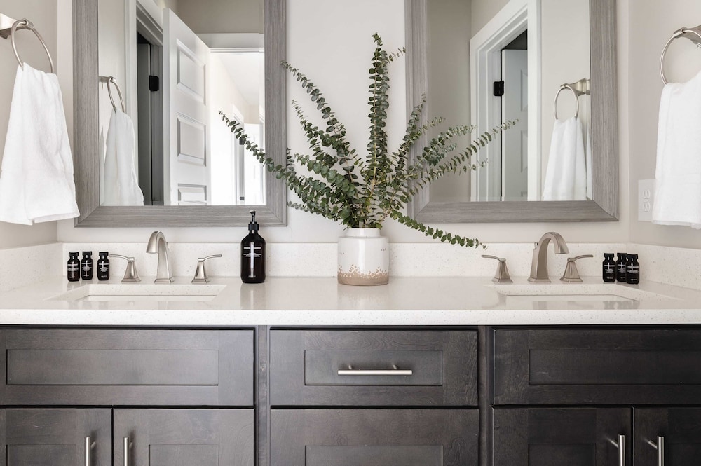 8 Nashville Homes w/ 21 Bedrooms, 21 Baths & Space for 74, Just Minutes From Broadways Nightlife, Dining, and Music Scene Cherokee by Avantstay
