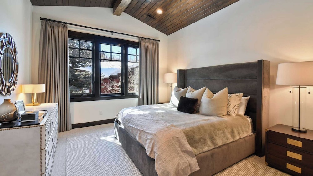 Ski-in Ski-out Deer Valley Hot Tub, Fire Pit, Views Silver Sun by Avantstay