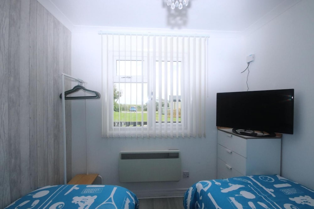 20F Medmerry Park 2 Bedroom Chalet view 5