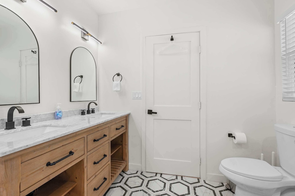 Not Affected by the Fire/spacious Modern Retreat w Luxury Amenities & Style