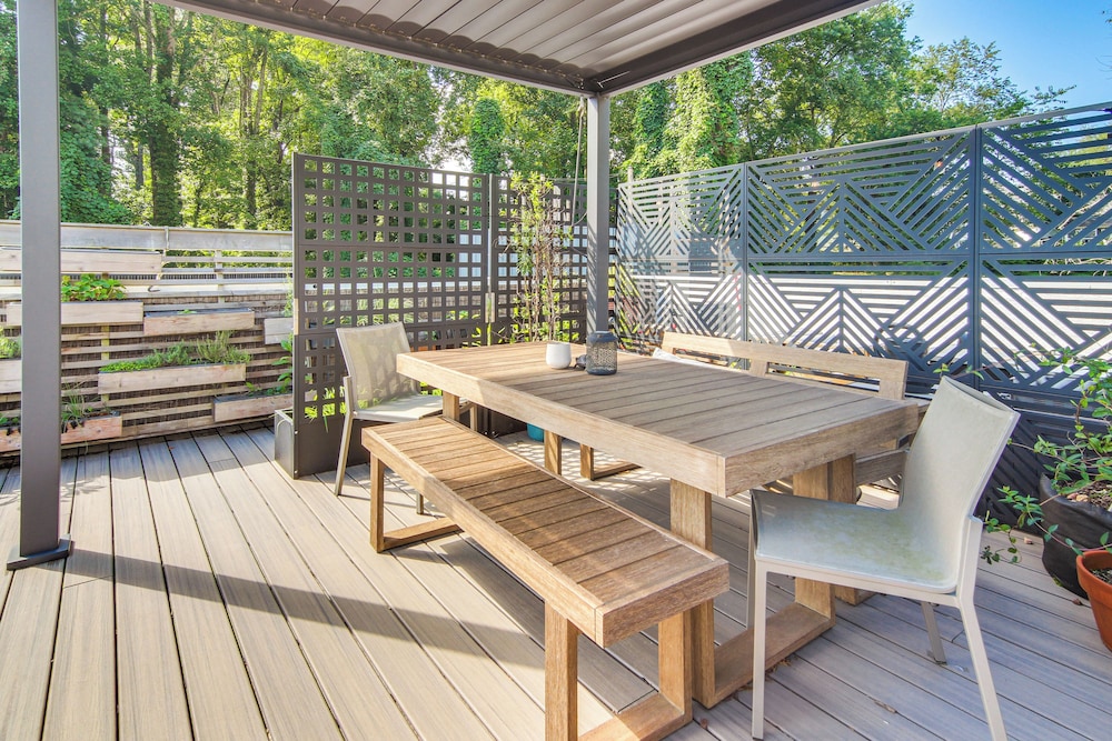 Rooftop Deck, Sweeping Views: Chic Home in Brevard