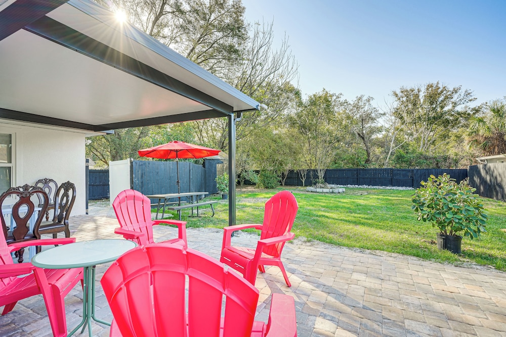 12 Mi to Dtwn Tampa: Vibrant Home w/ Outdoor Space