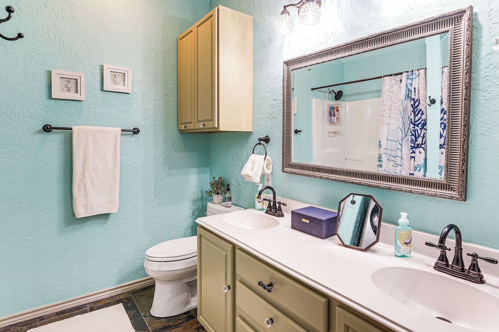 Walk to the Ocean: Family Retreat in Crystal Beach