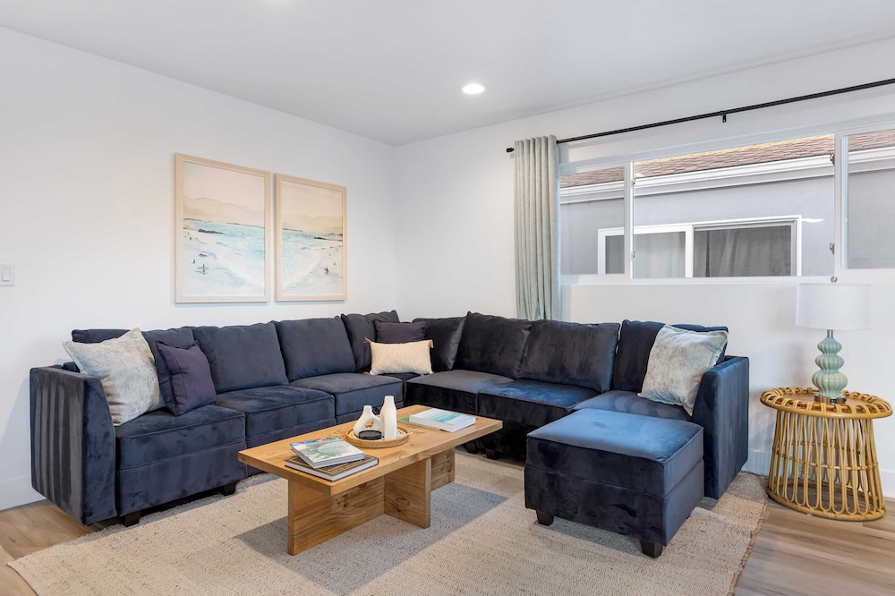 Steps to Sand! 2 Homes in 1 Sleeps 19, Outdoor Space, Walk to Shops & Dining