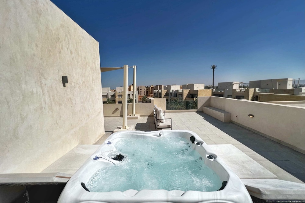 Xuru Stays I Exotic 1bdr w/ Outdoor Terrace Pool & Beach Access