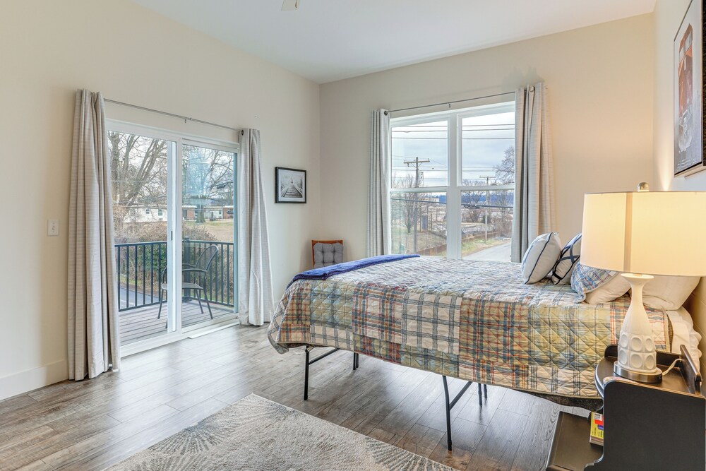 Balconies: Walkable Southside Chattanooga Condo!