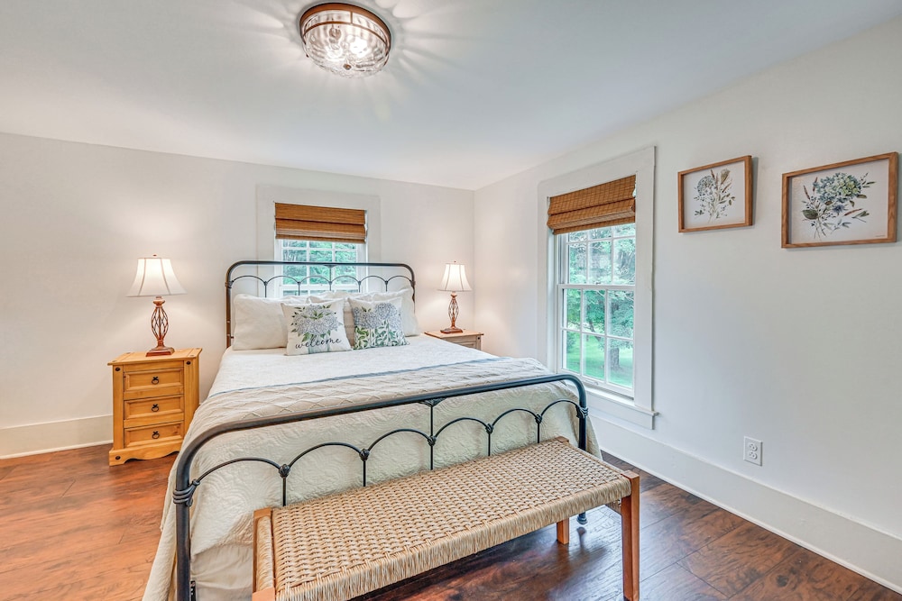Historic Farmhouse Near Mountains & Colleges!