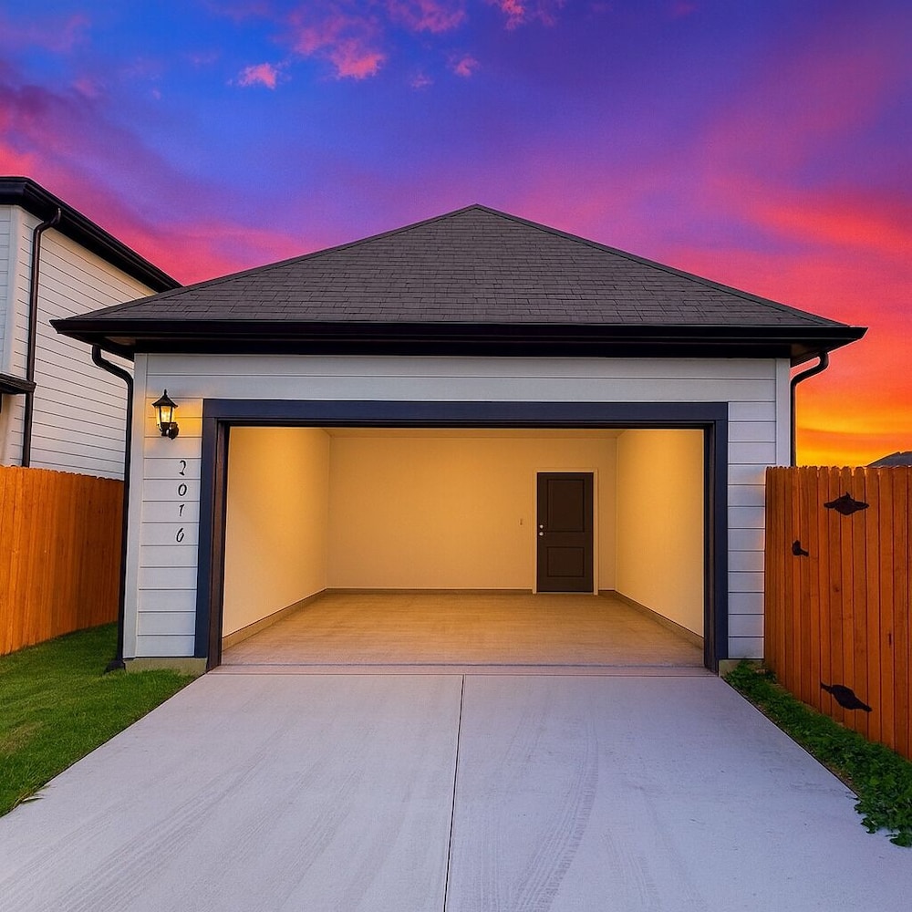 Modern 4BR New Home w Luxury Touches