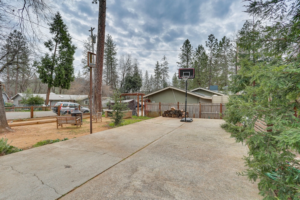 Charming Lakehead Cabin: Walk to Shasta Lake!