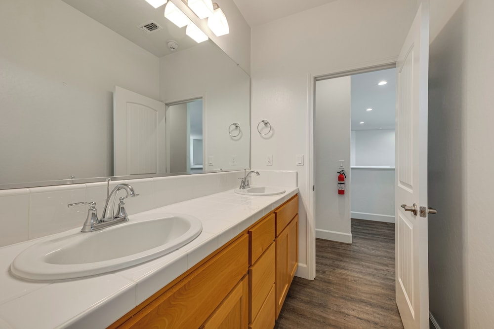 1 Mi to Golf! Spacious & Modern Home in Dinuba