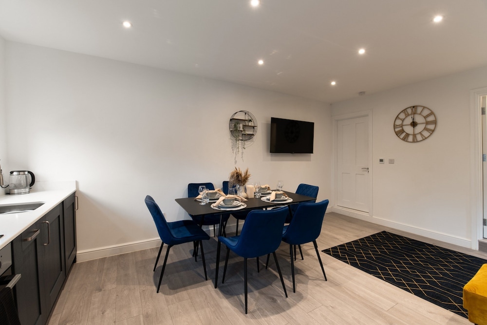 Woodside Park 3 Bedroom Apt with Parking