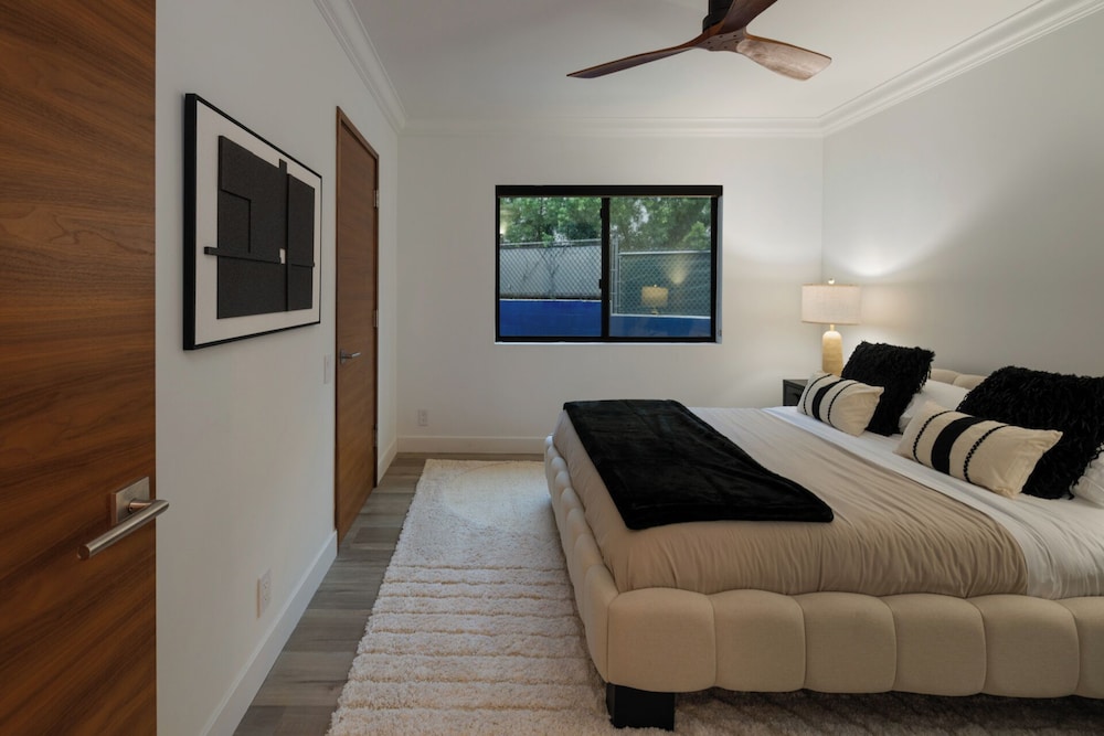 Valea Estate - Secluded Beverly Hills Retreat 1-acre Oasis