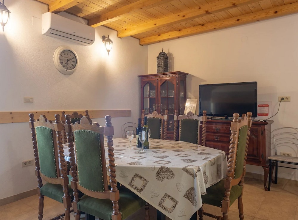 Sunny Escape Holiday Home Dicmo With Pool and Gym