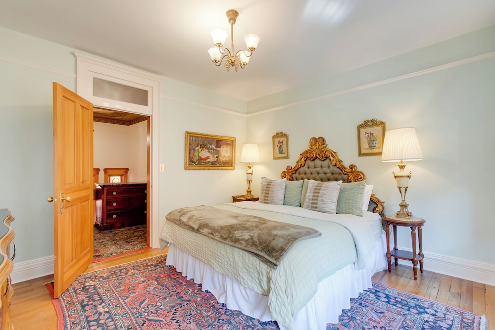 Victorian-style Cheesman Park Apt - 2 Mi to Dtwn