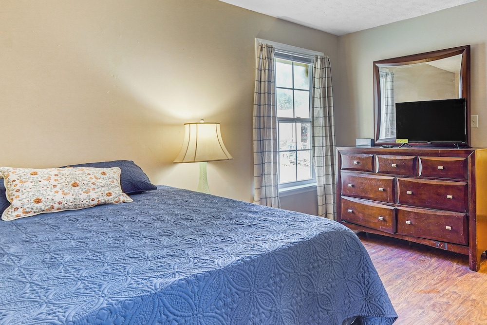 5 Mi to Fort Bragg: Family Gem Near Parks & Trails