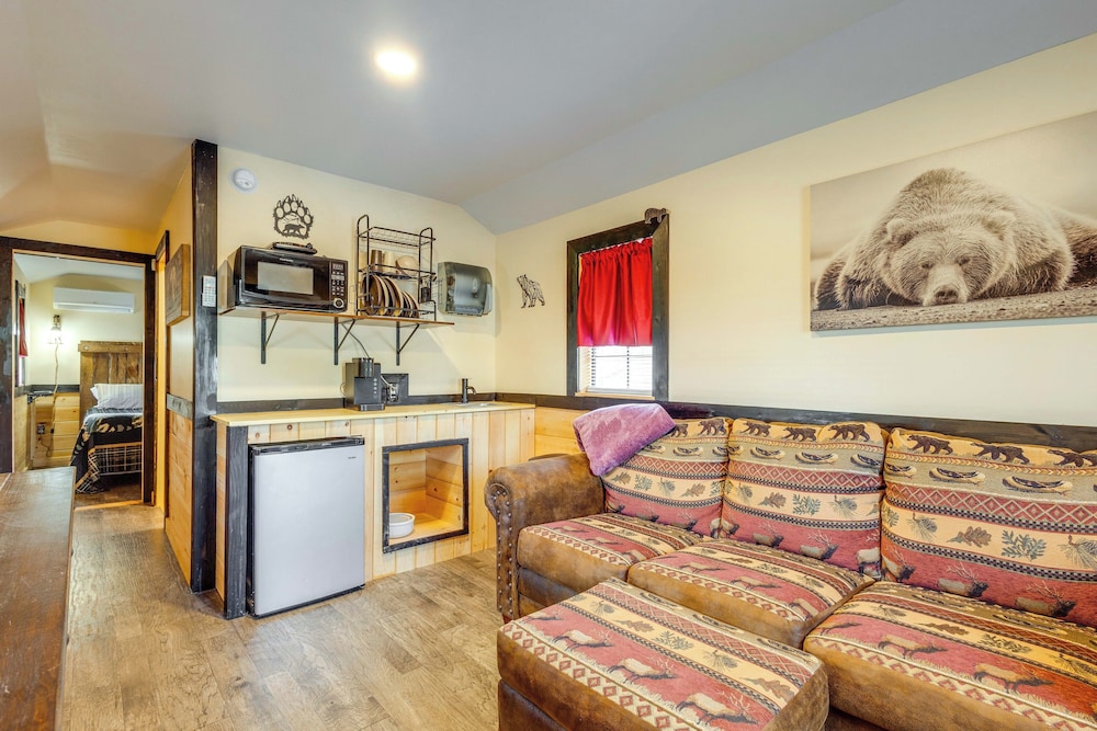 7 Mi to Dollywood: Cozy Cabin w/ Patio & Grill!