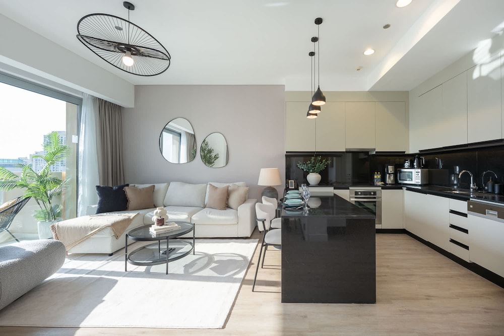 Grand Stay in This 1 Bedroom Flat That Sleeps 4