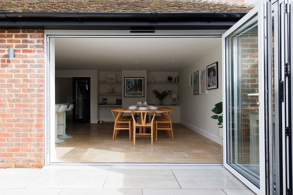 Chic 4-bed Coastal Retreat in Heart of Bosham