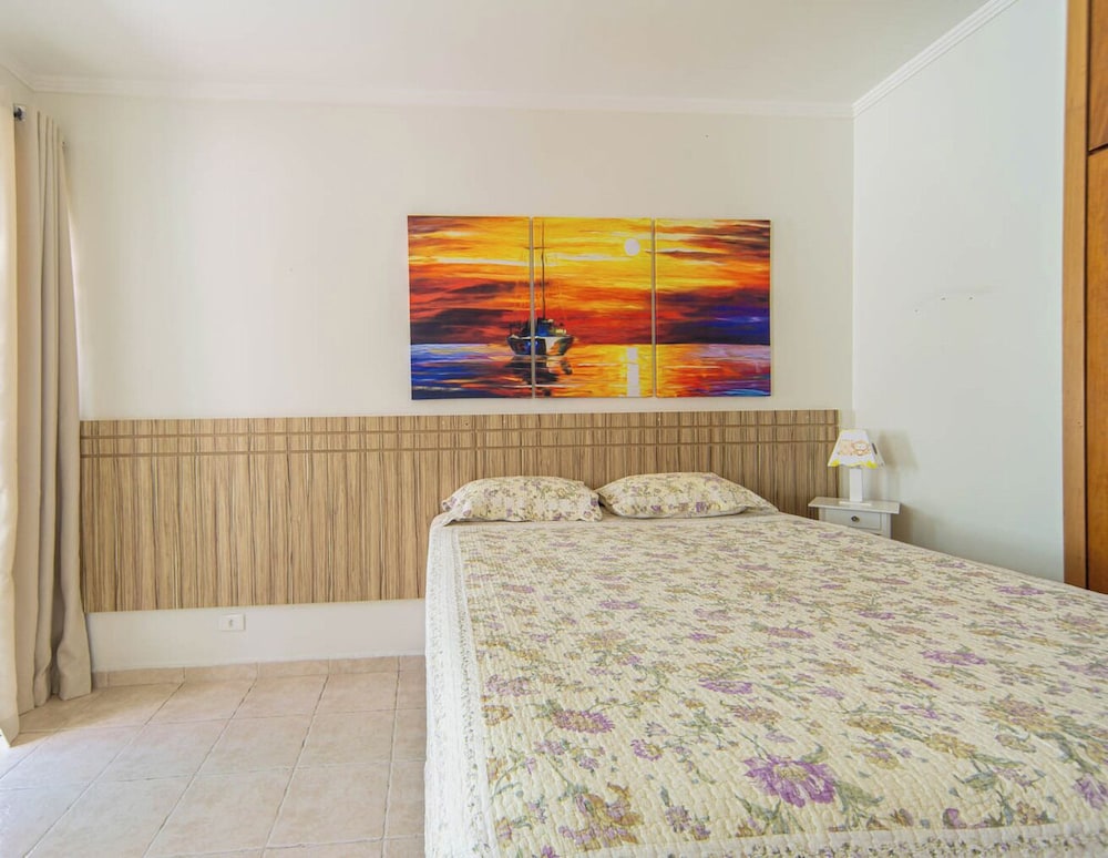 Casa Pet Friendly com 3 su tes a 200m da Praia