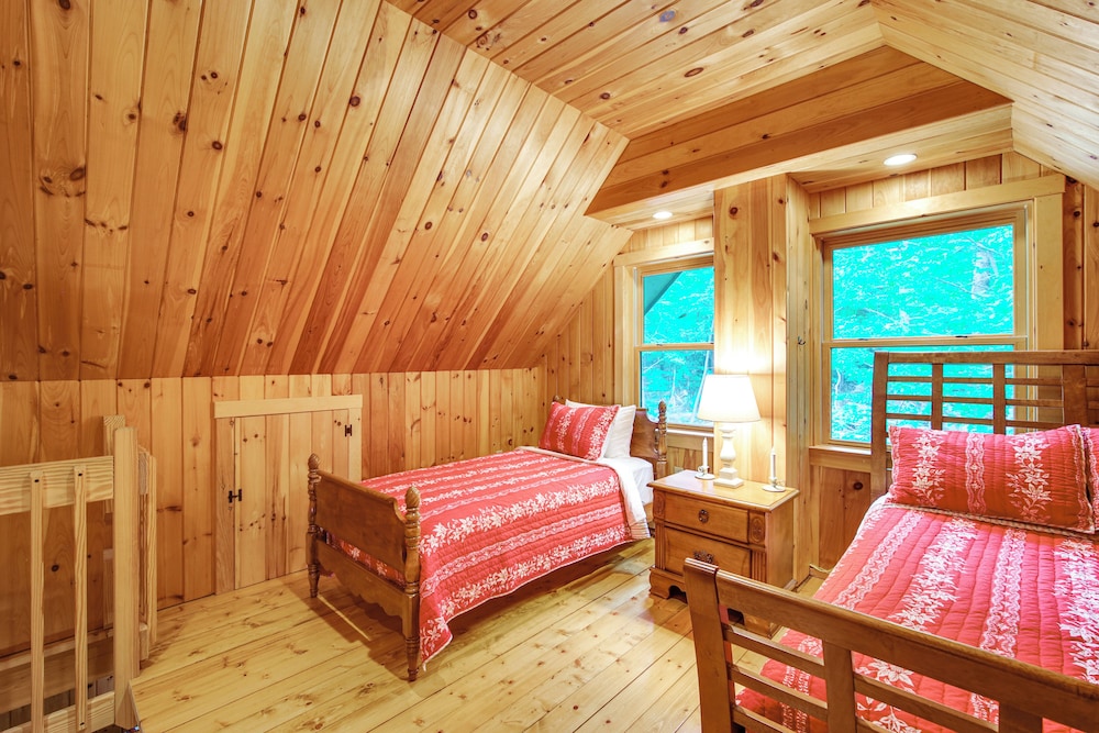 8 Mi to Okemo Mountain Resort: Mtn-view Retreat!