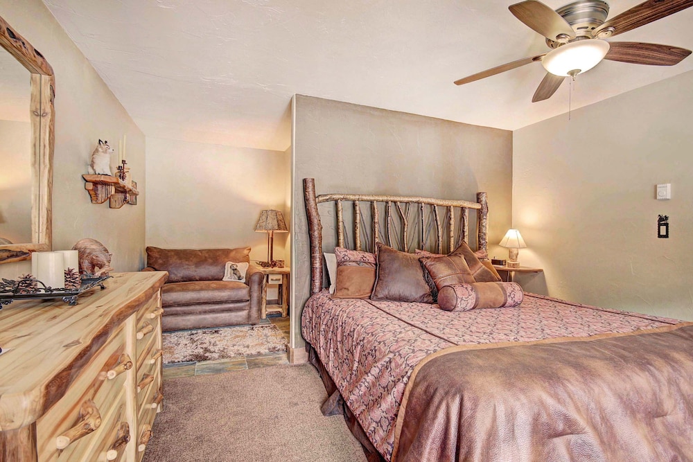 1710 The Willows 1 Bedroom Condo by RedAwning