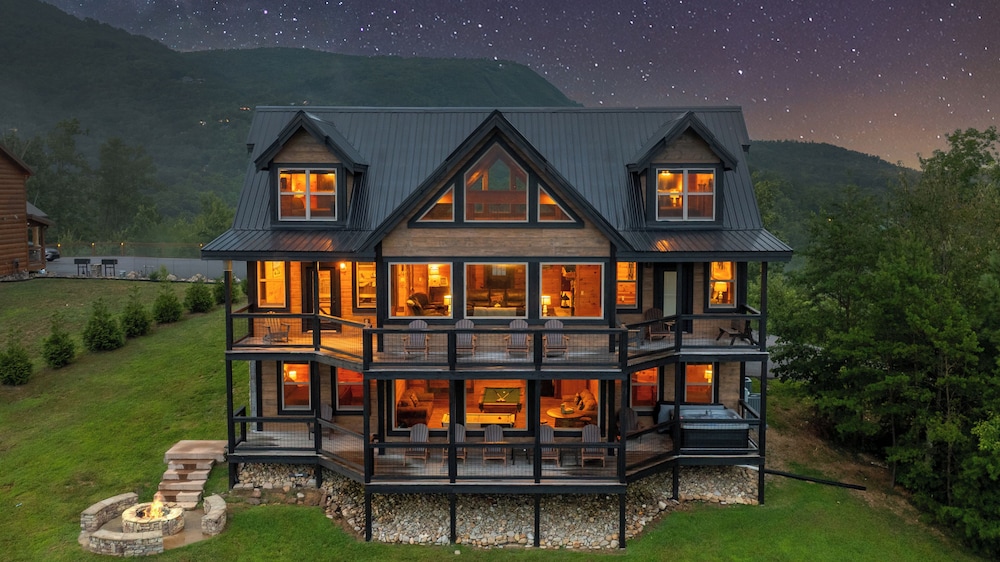 Amazing View Cabin w Gameroom Hot Tub Fire Pit