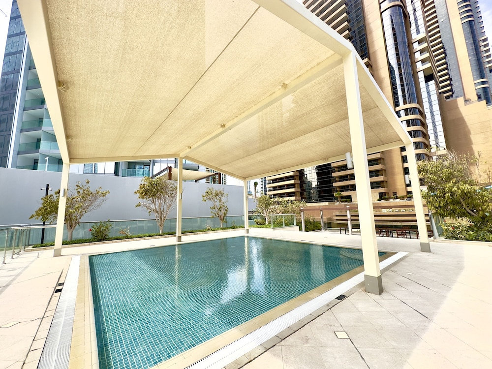 1BR Apt in Prime Location w Marina View Balcony