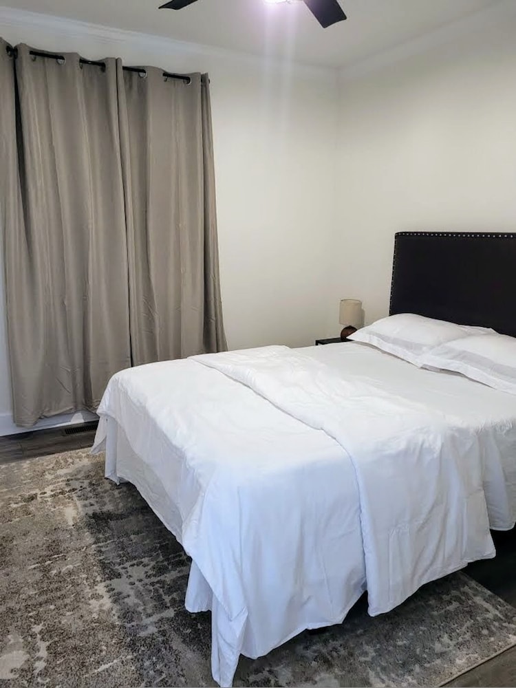 Renovated 2 Bed Walltown Home Walk to Duke A