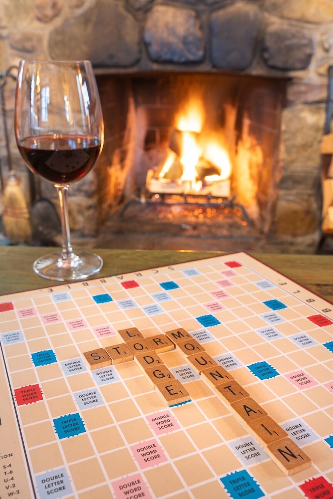 Storm Mountain Lodge Cabins & Dining