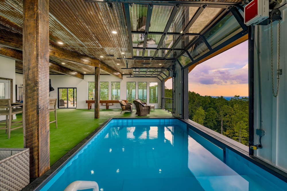 Bear Rug Inn Luxe Stays Pool Views Game Room