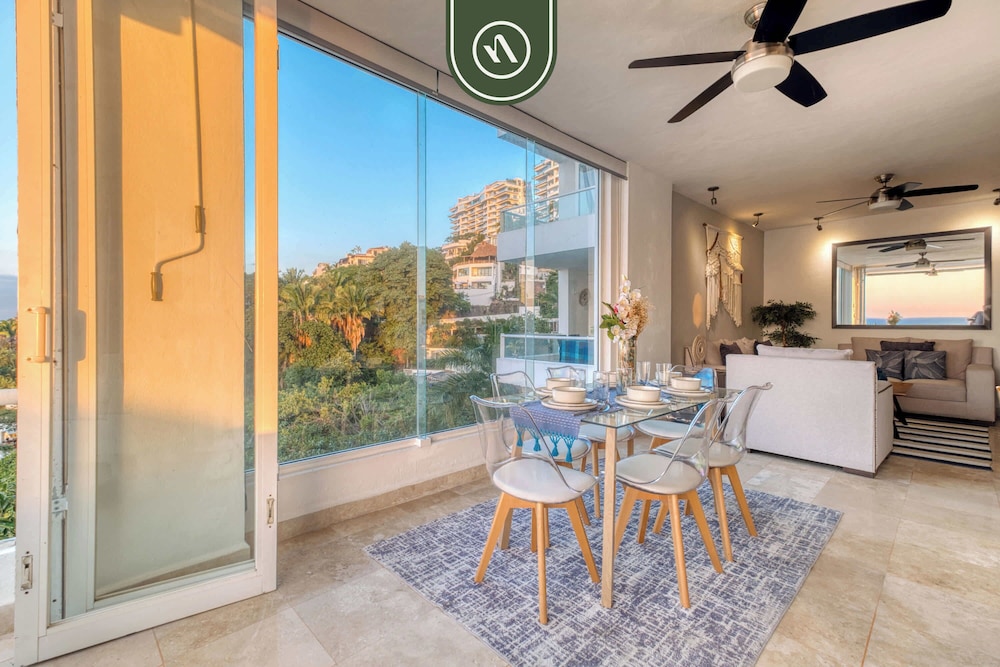 Corner 2 BR Condo - Spectacular Oceanview Sunsets