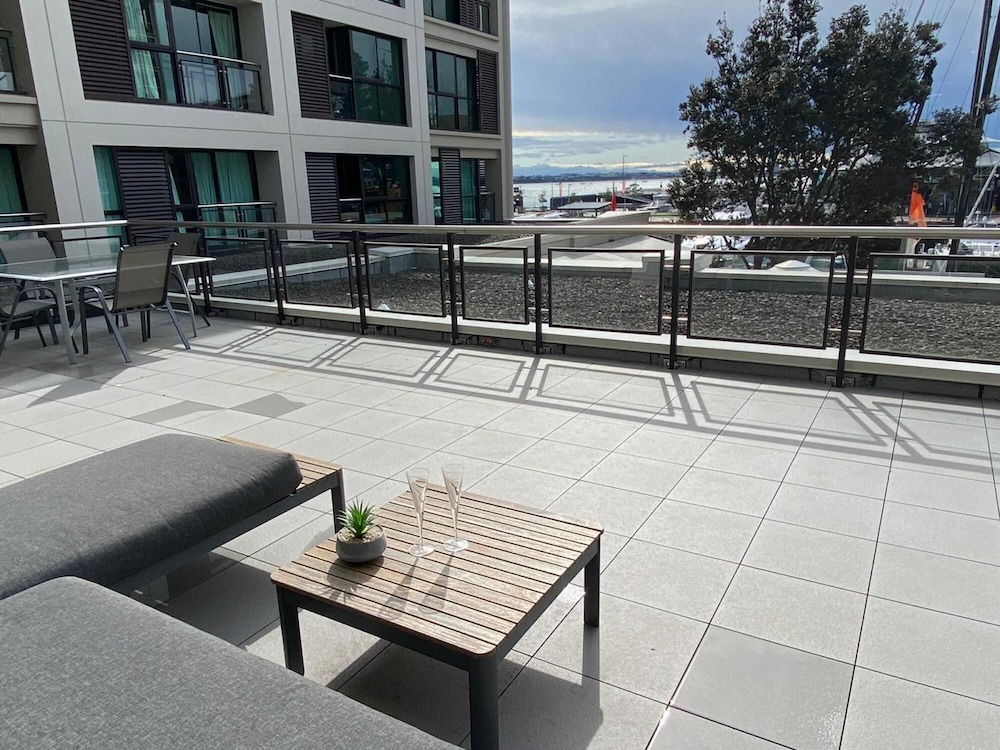Spacious 2br Ocean Front View - Free Parking view 2