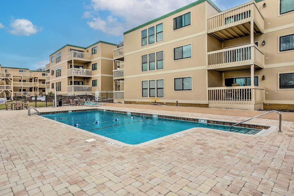 Walk to Beach + Pier: Myrtle Beach Getaway w/ Deck
