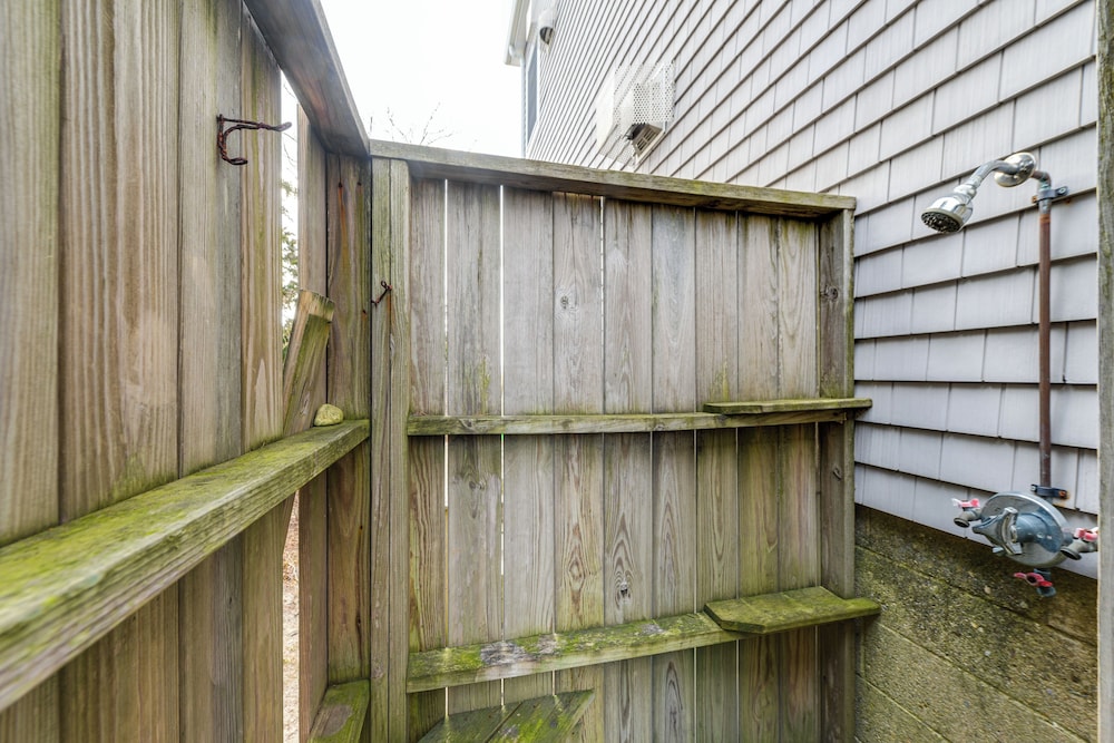 Marshfield Home w/ 4 Decks & Private Beach Access!