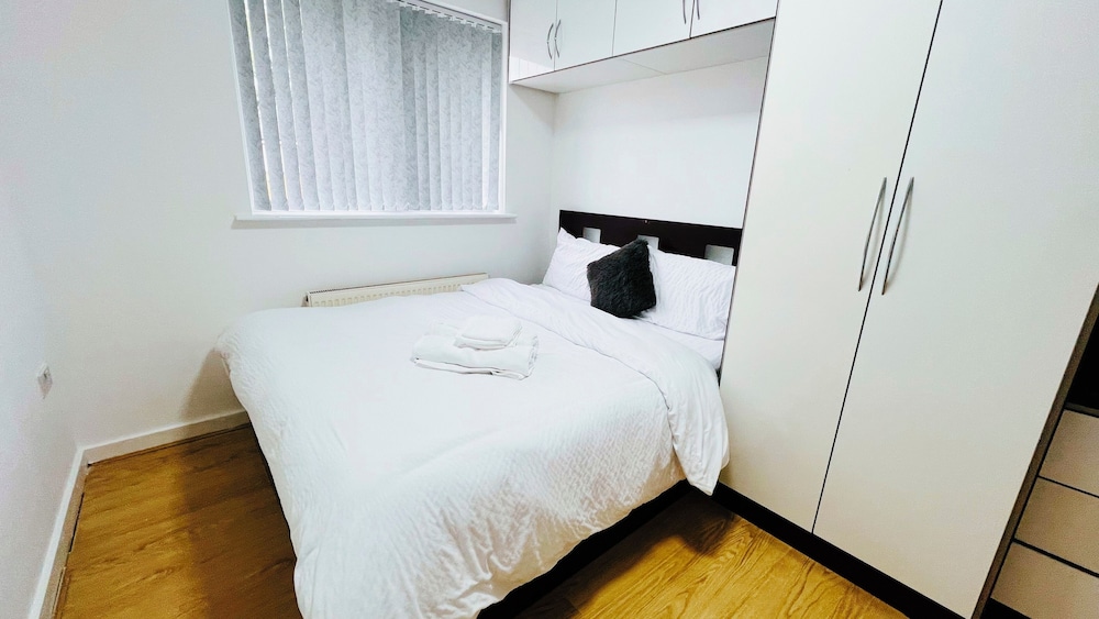 Northolt - House - Sleeps 6 - Parking - Garden view 4