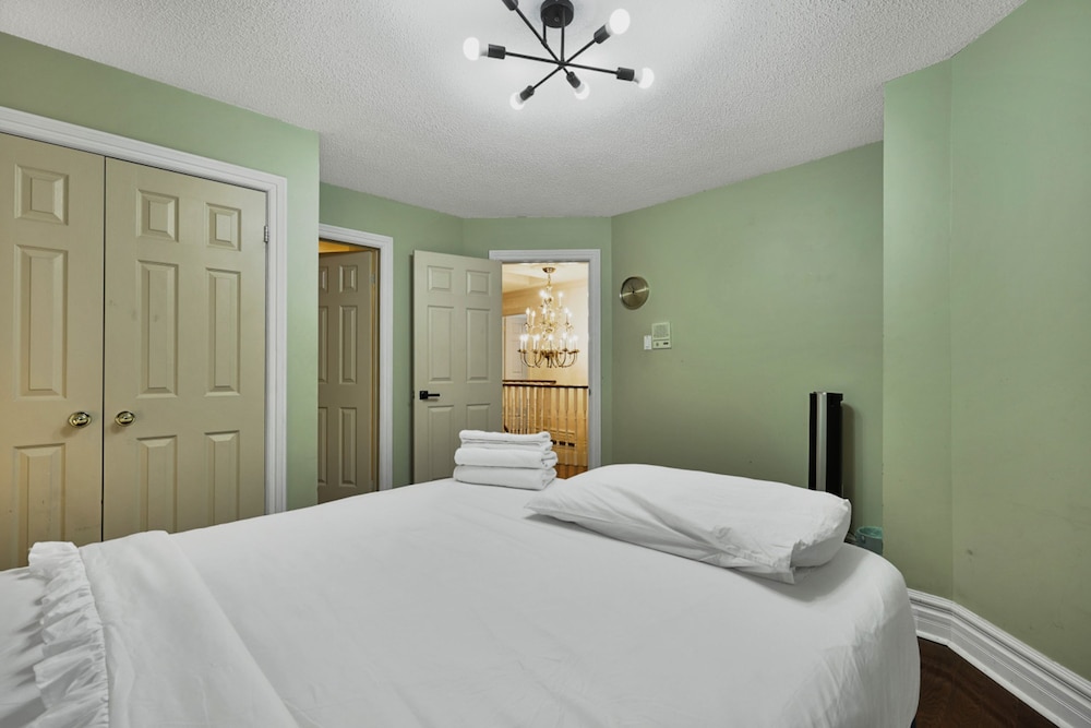 Mississauga Retreat Your Spacious 5-bedroom Home
