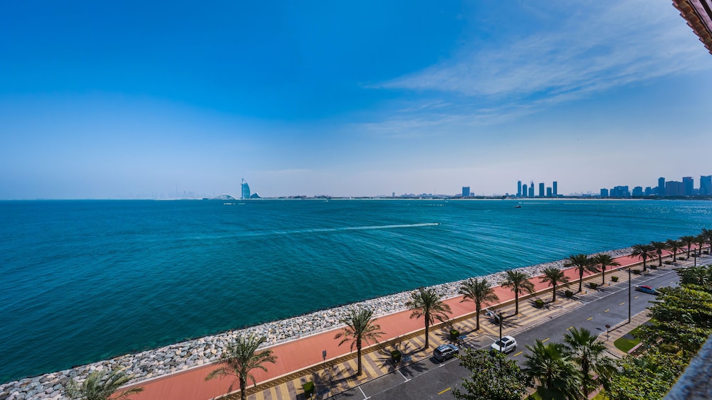 Luxury StayCation - Exquisite 1BR with Stunning Views on Palm Jumeirah