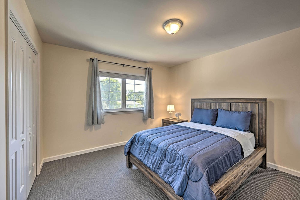 Glen Cove Home: Walk to Boardwalk + Dining! view 3