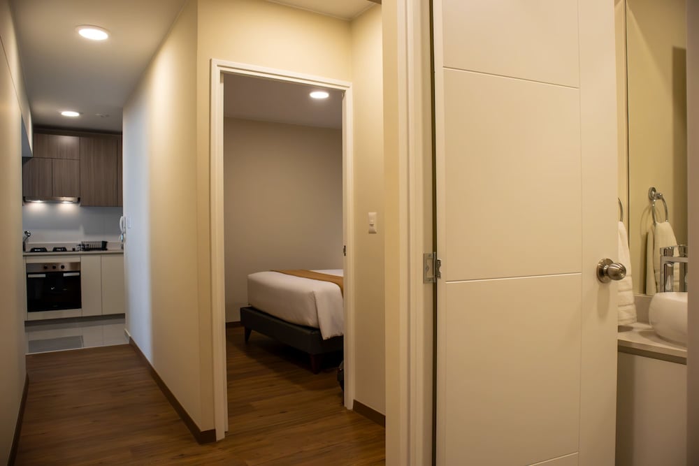 w Striking 1BR w Perfect Balcony Near Kennedy Park