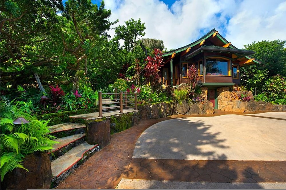 Sea Song in Kilauea With 4 Bedrooms and 4 Bathrooms