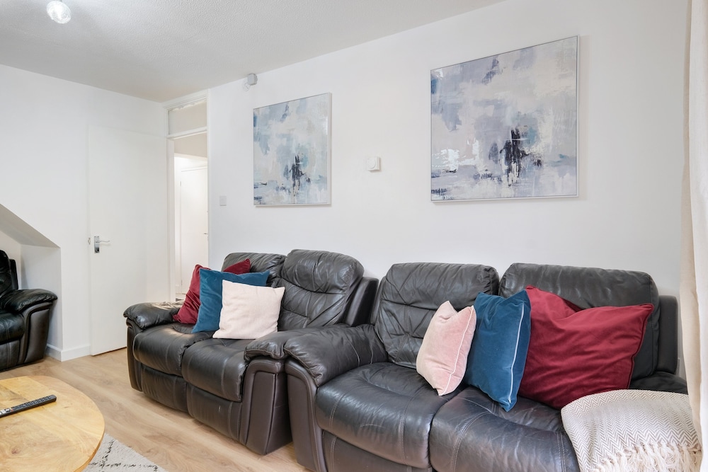 Spacious 4-Bedroom 2-Bath Home in Bywood
