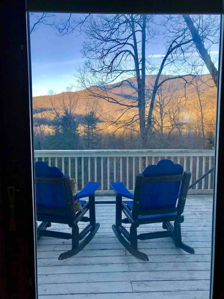 Spectacular 4BR Mountain Home Sleeps 12