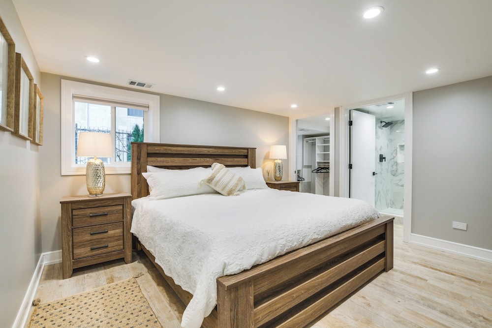 Stylish Chicago Retreat: Walk to Loyola University