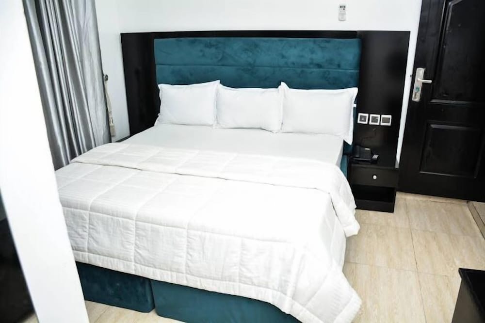 HOUSE 8 APARTMENT