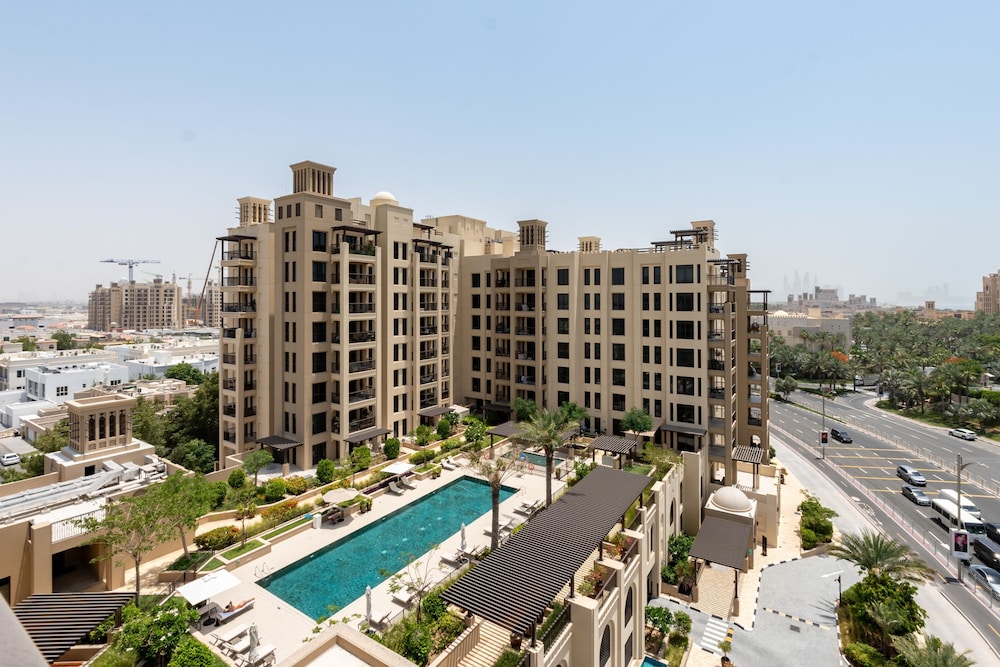 Modern 4BR w Full Burj Al Arab View Pvt Rooftop