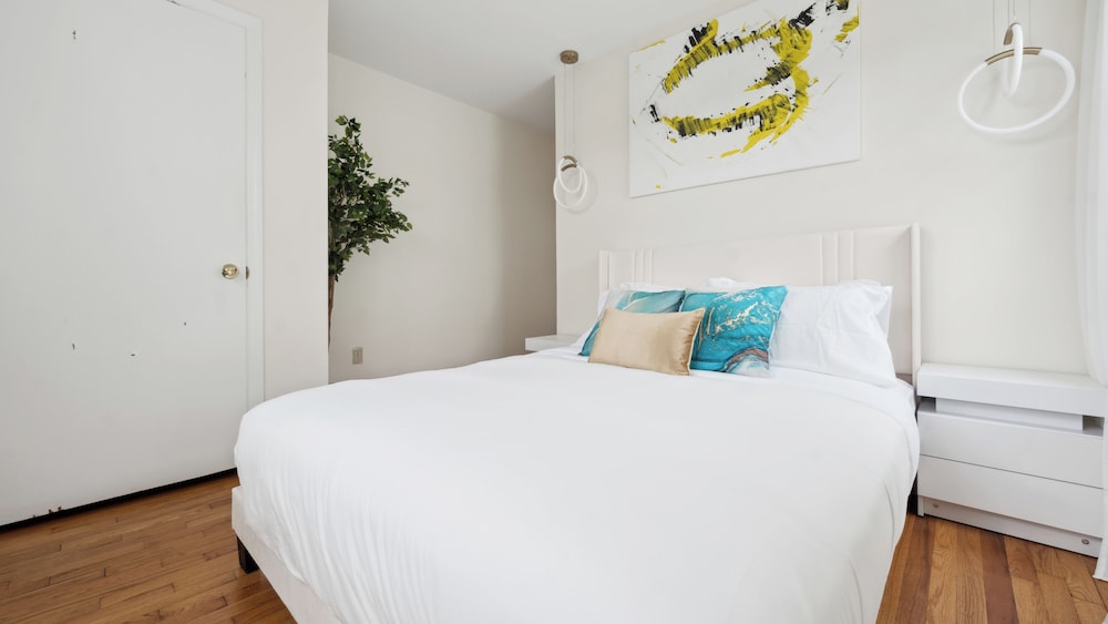 Luxury NYC Home with Free Parking for 12