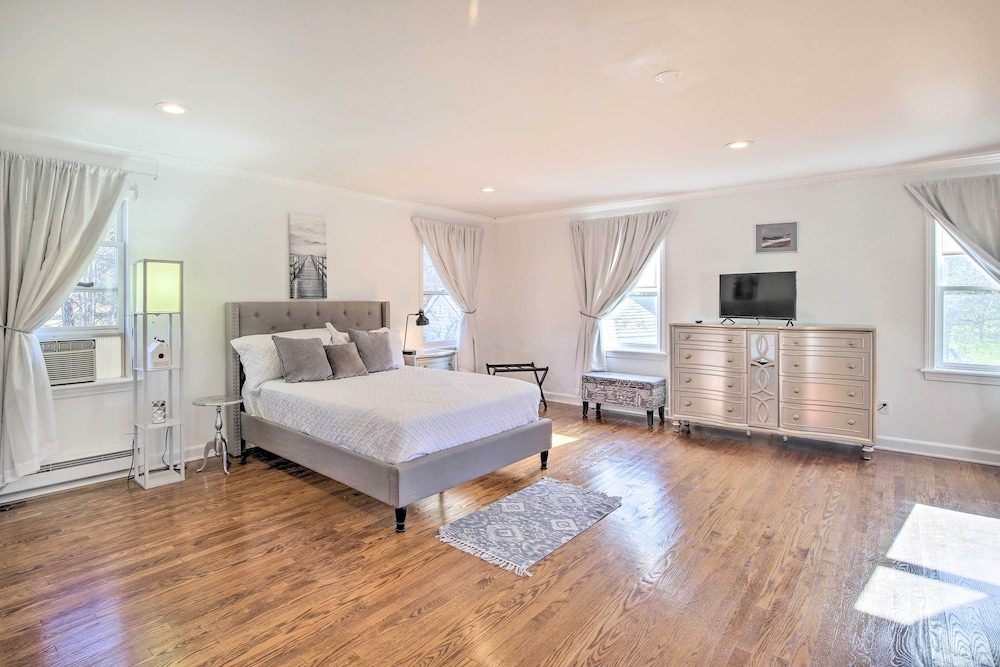 Easton Vacations - Elegant Connecticut Home: Fireplaces, Pet Friendly - Property Image 28
