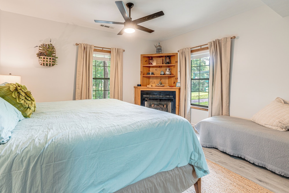 5 Mi to Dtwn Hiawassee: Creek-front Home w/ Deck